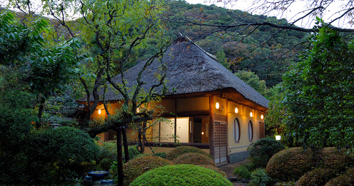 離れ 山家荘 — 箱根湯本・回遊式の日本庭園に点在する茅葺屋根の離れ棟と夕暮れの灯り