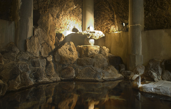 中嶋旅館 — 岩手県花巻市台温泉 · 岩盤をくり抜いた天然岩風呂、最深約90センチ