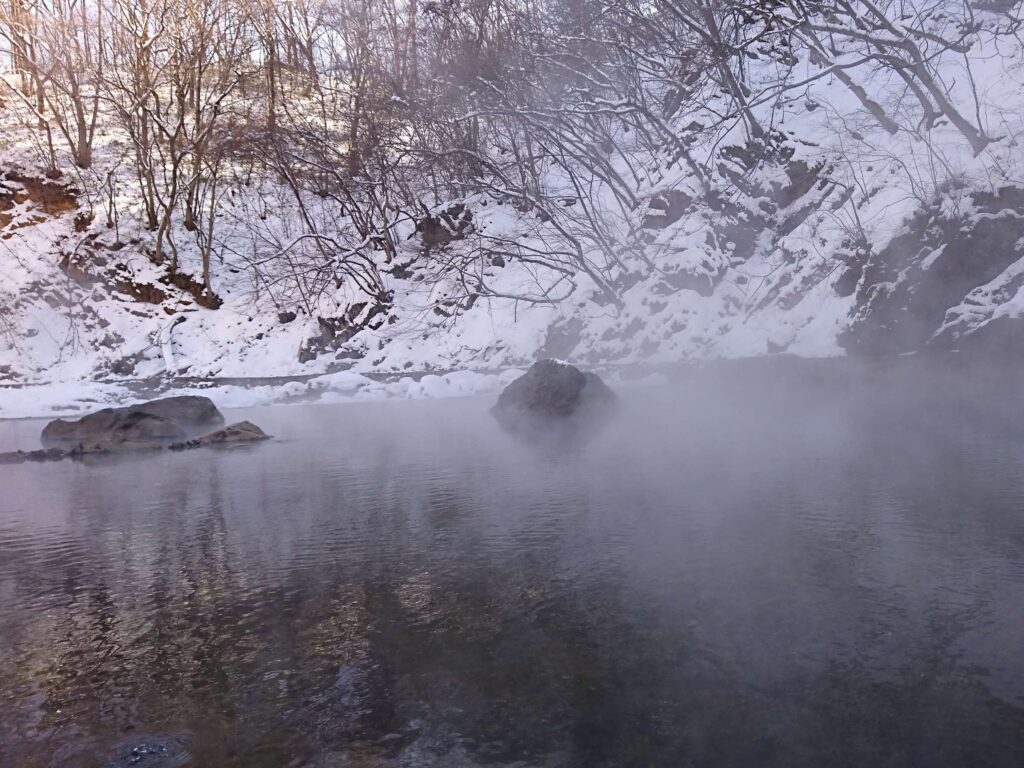 上州六合 尻焼、長笹川の川床そのものを湯舟とする一軒 — 立冬の谷に、平家の落人が伝えた川の湯を守る宿の記