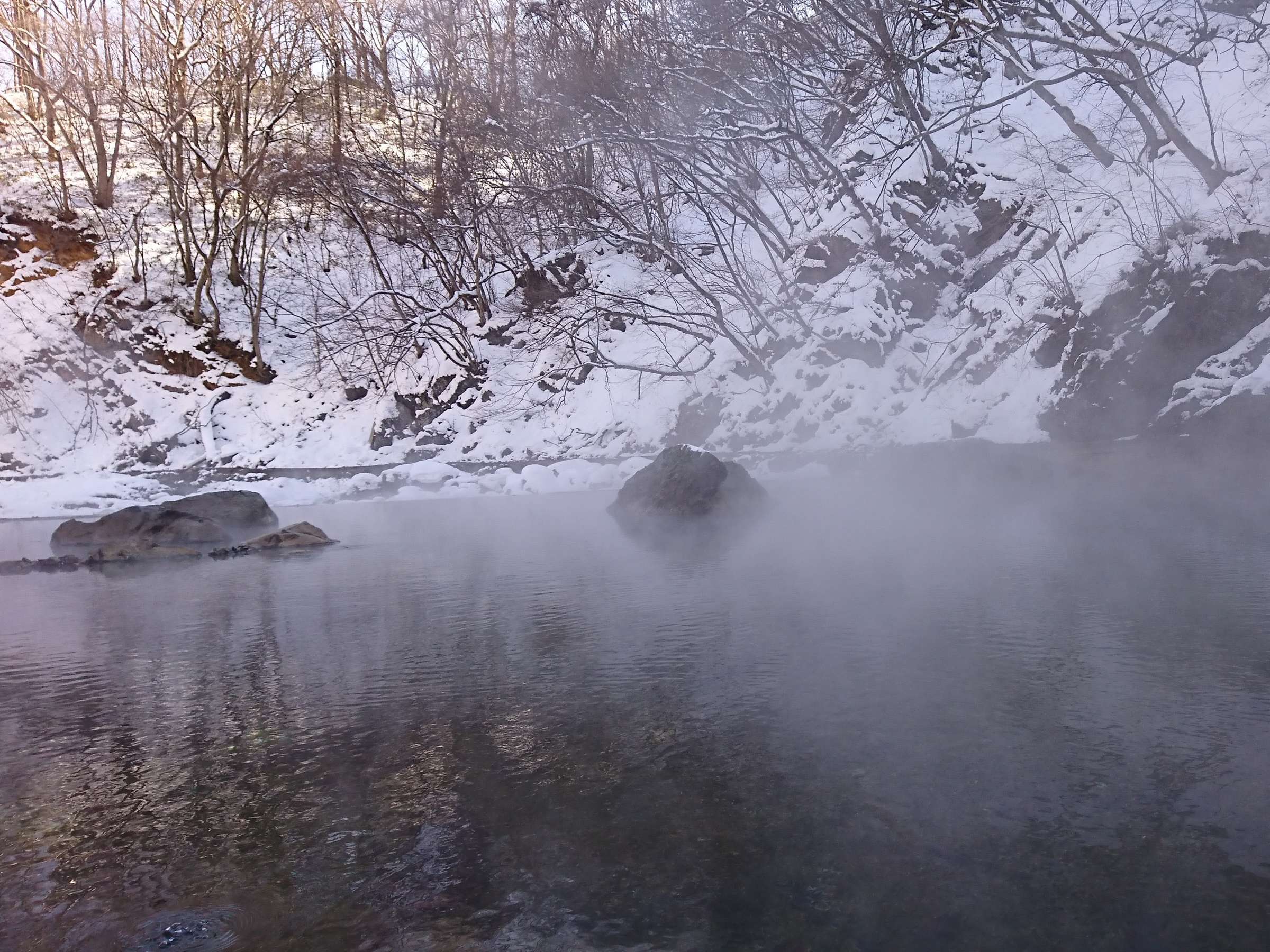 尻焼温泉 川の湯 — 群馬県中之条町六合 · 長笹沢川を堰き止めた雪の野天風呂と立ちのぼる湯気