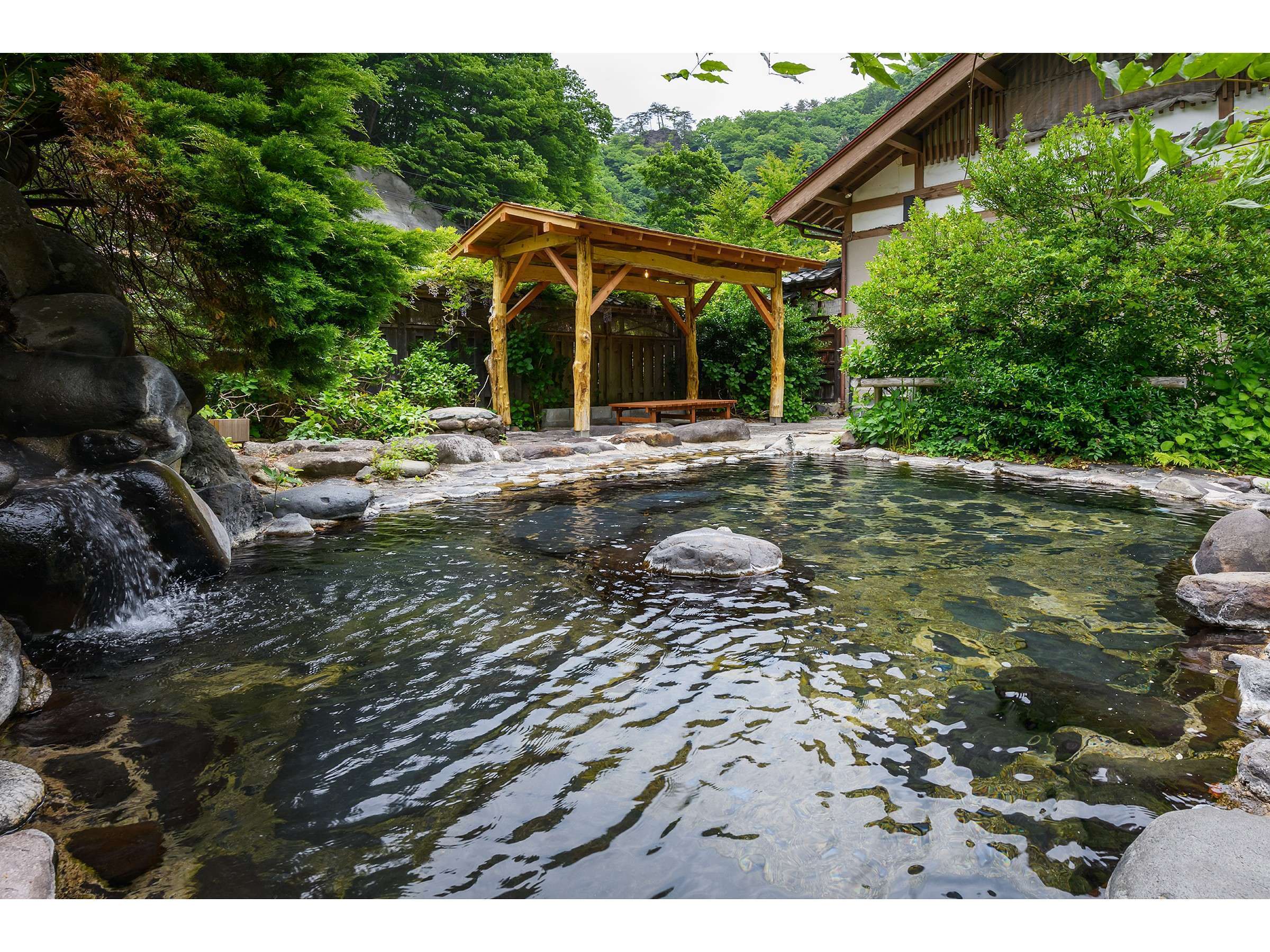 尻焼温泉 星ヶ岡山荘 — 渓流沿いの露天風呂 · 源泉かけ流し、湯屋の東屋と岩組の湯舟