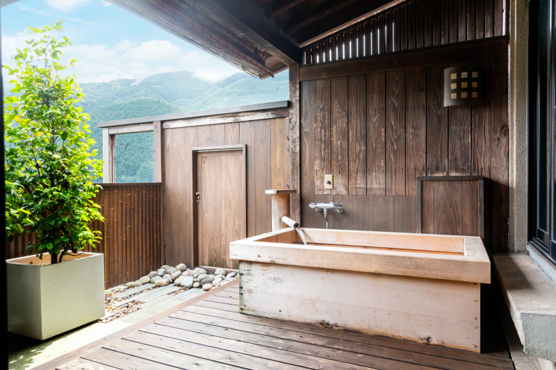 紗々羅 — 下呂市森 · 森山館の坪庭付き和室に据えられた檜の客室露天風呂