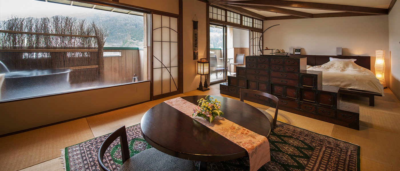下呂温泉 山形屋 — 下呂市湯之島 · 陶川閣のレトロモダンな露天風呂付客室と階段箪笥