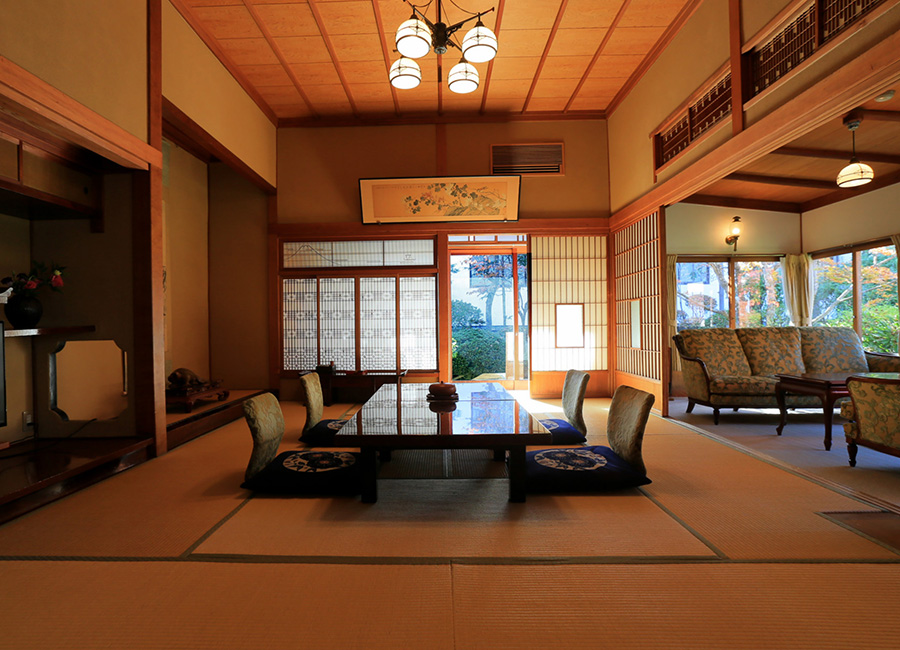 別所温泉 旅館花屋 — 離れ81番 · 広縁から庭を望む源泉かけ流し内湯付きの和室