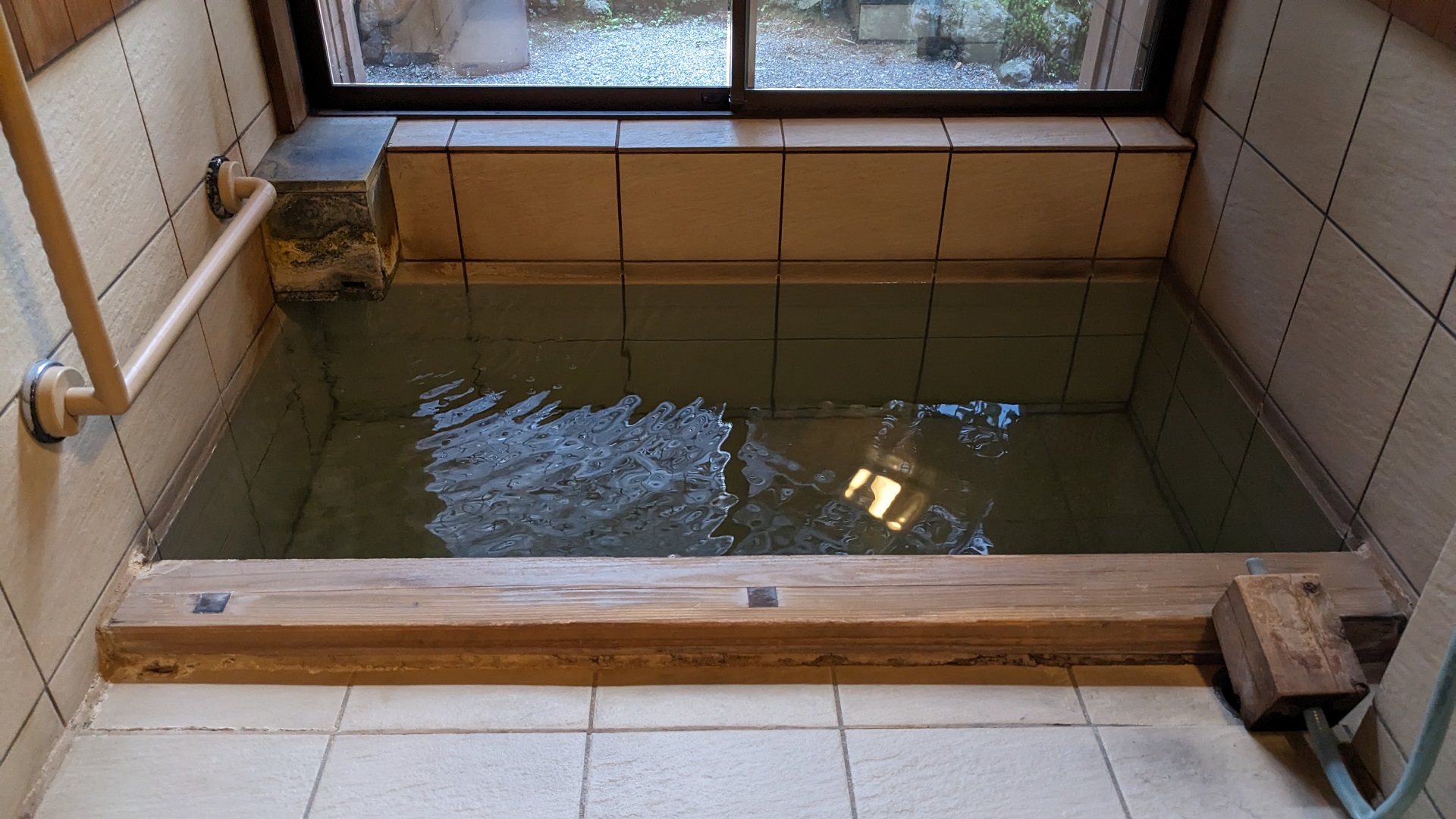 益成屋旅館 — 草津温泉・湯畑 · 湯畑源泉を引くタイル張りの専用貸切風呂