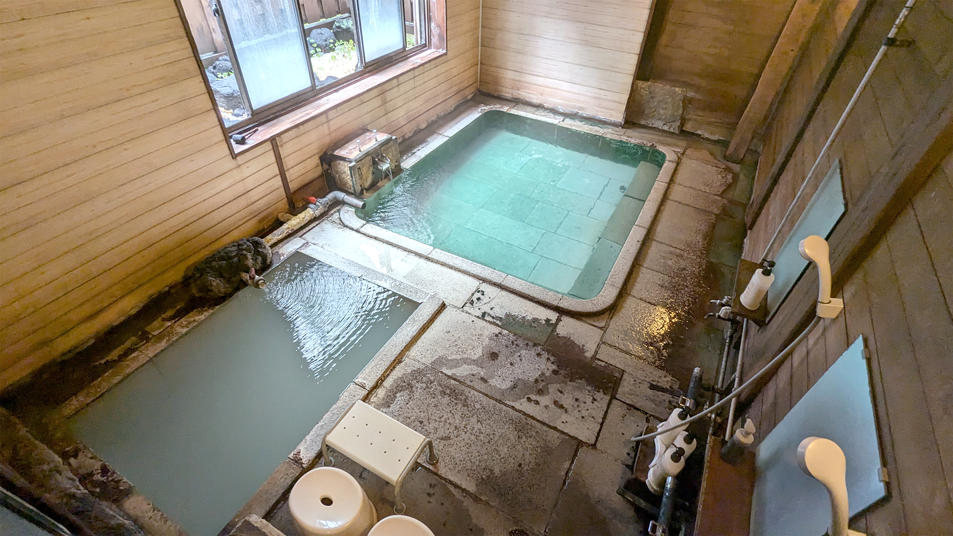 若乃湯 草津舘 — 草津温泉・湯畑 · 自家源泉「若乃湯」と白旗源泉の二つの湯船を並べた大浴場