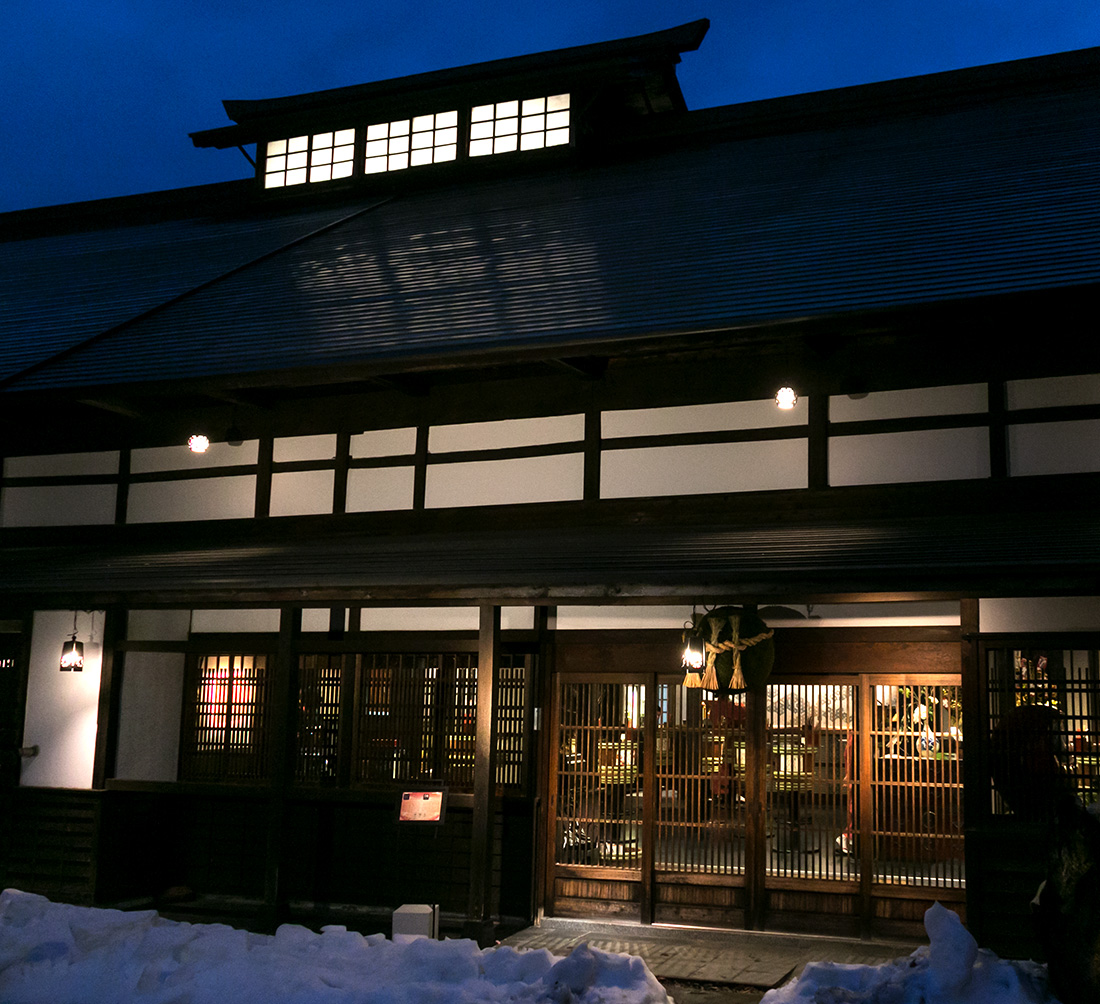 白馬 旅籠丸八 — 白馬村北城・岩岳 · 雪の夜に灯る江戸期古民家のクラブハウス「庄屋丸八」