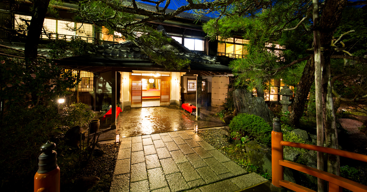 あまみ温泉 南天苑 — 大阪・天見温泉 · 1935年に移築された辰野金吾設計の木造本館と暮れなずむ庭