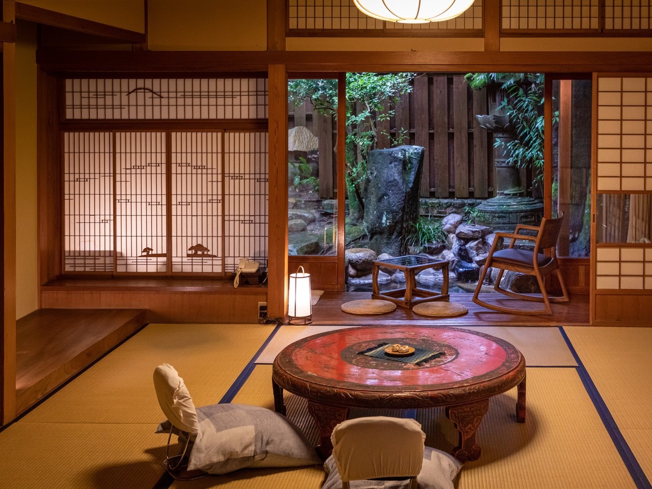 湯元 玉井館 — 松江市玉湯町・玉造温泉 · 坪庭に面した昭和初期の木造和室