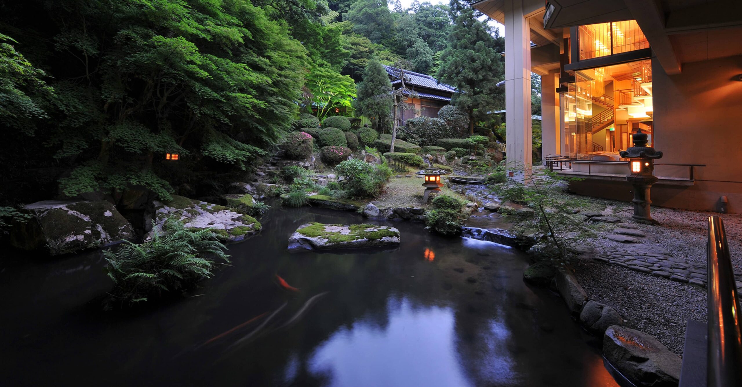 依山楼岩崎 — 鳥取県三朝町 · 県・町指定名勝の日本庭園「依水苑」と池