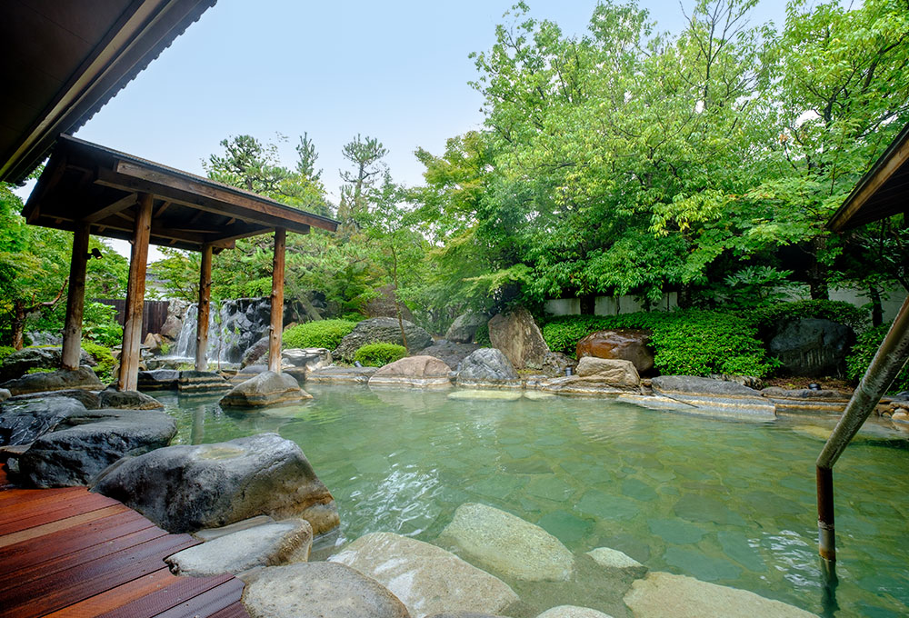 三朝館 — 三朝温泉 · 日本庭園風呂「庭の湯」の露天風呂
