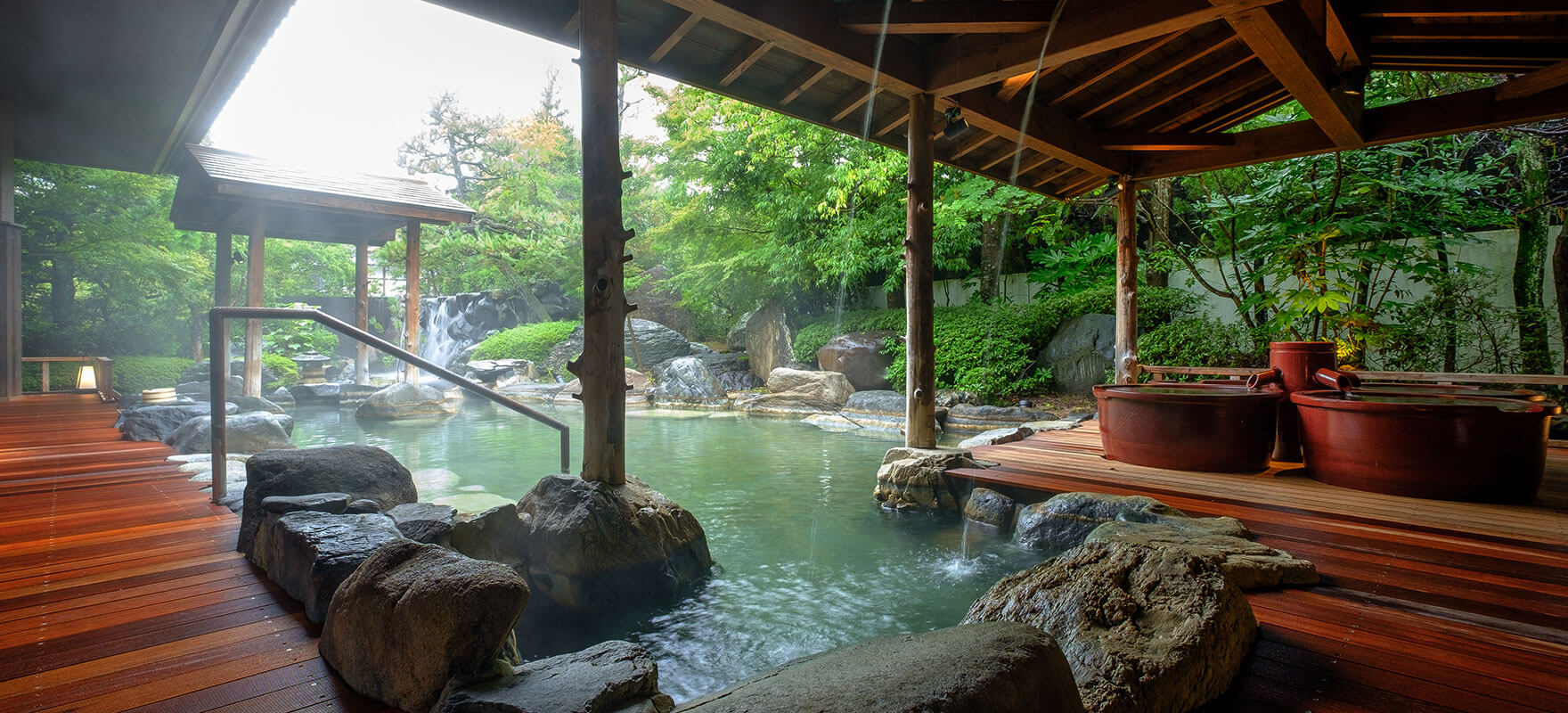 三朝館 — 鳥取県三朝町山田 · 千坪の日本庭園に設えた自家源泉かけ流しの庭園露天風呂
