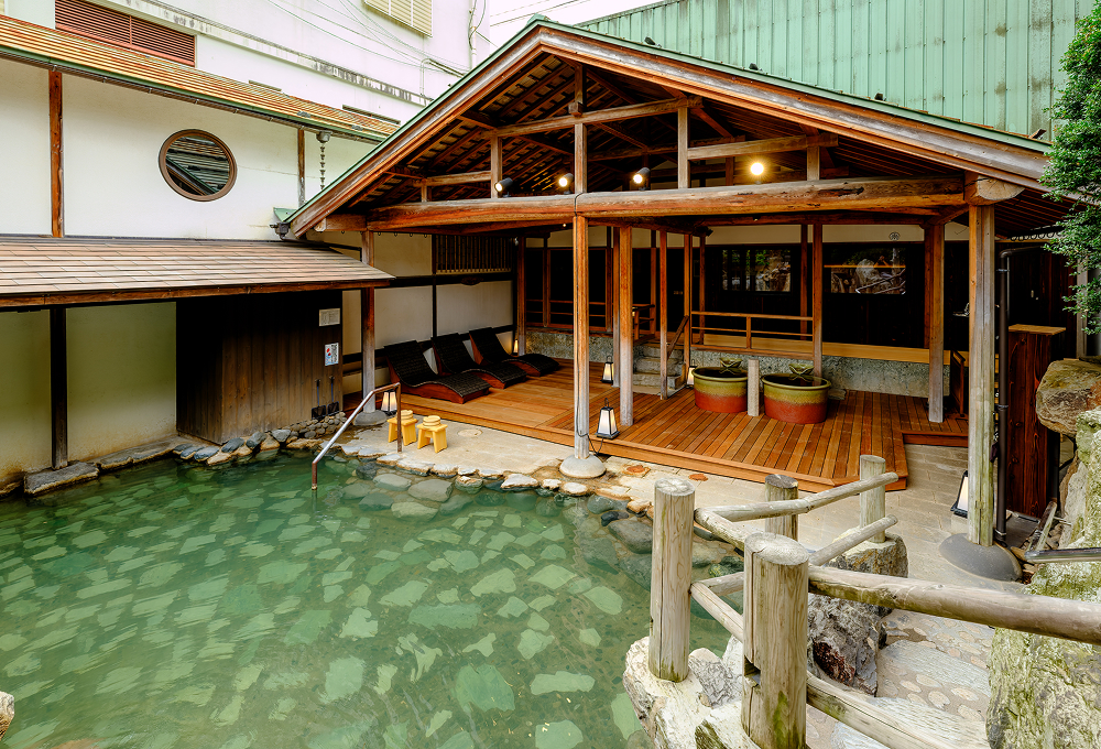 三朝館 — 三朝温泉 · 源泉の滝を囲む露天風呂「滝の湯」