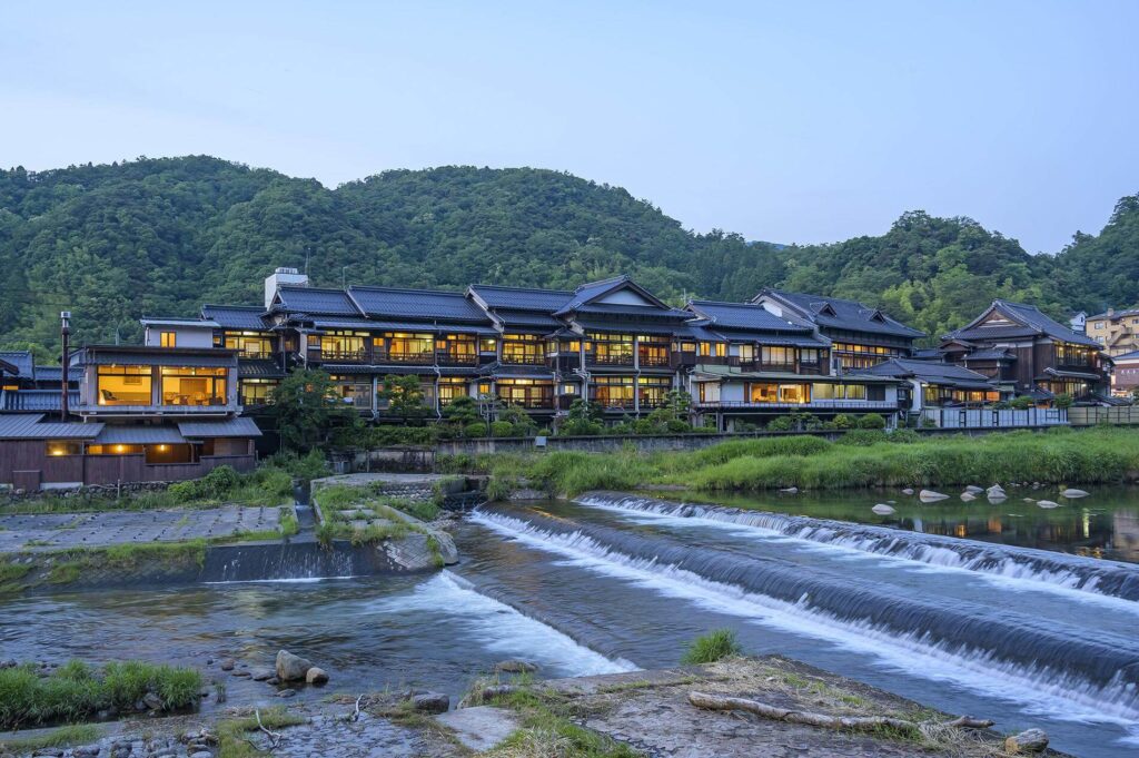 三朝、世界有数のラドン泉を継ぐ名旅館四軒 — 山陰の湯治場の現在