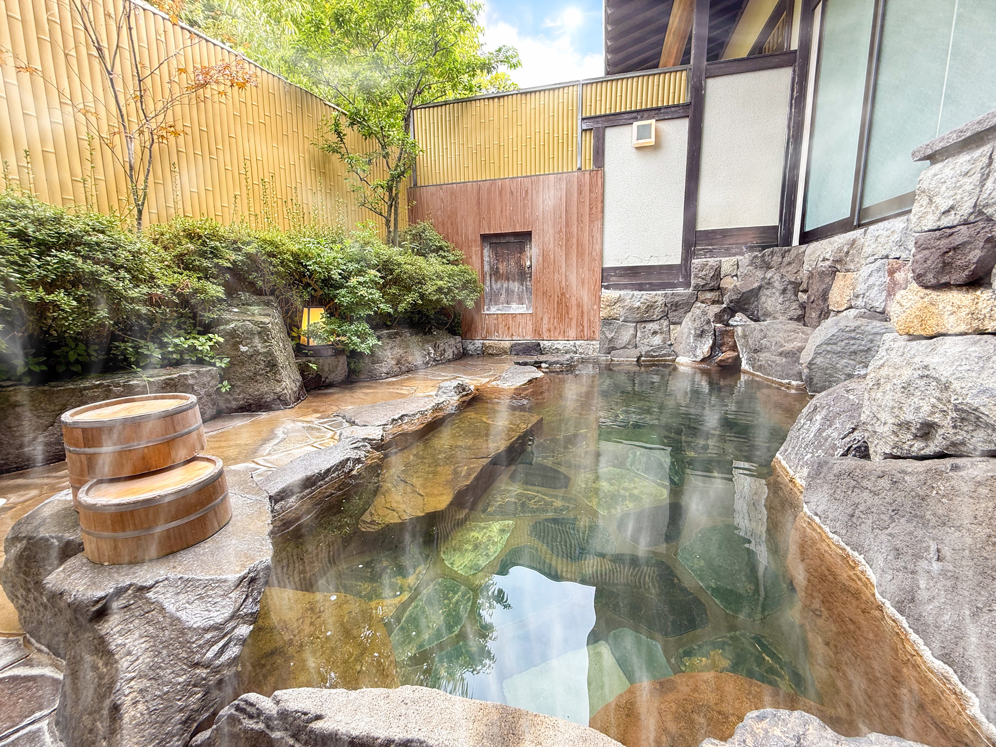 奈良屋旅館 — 野沢温泉村・麻釜通り · 大正元年創業、湯守が守る自家源泉「福住の湯」の岩造り露天風呂