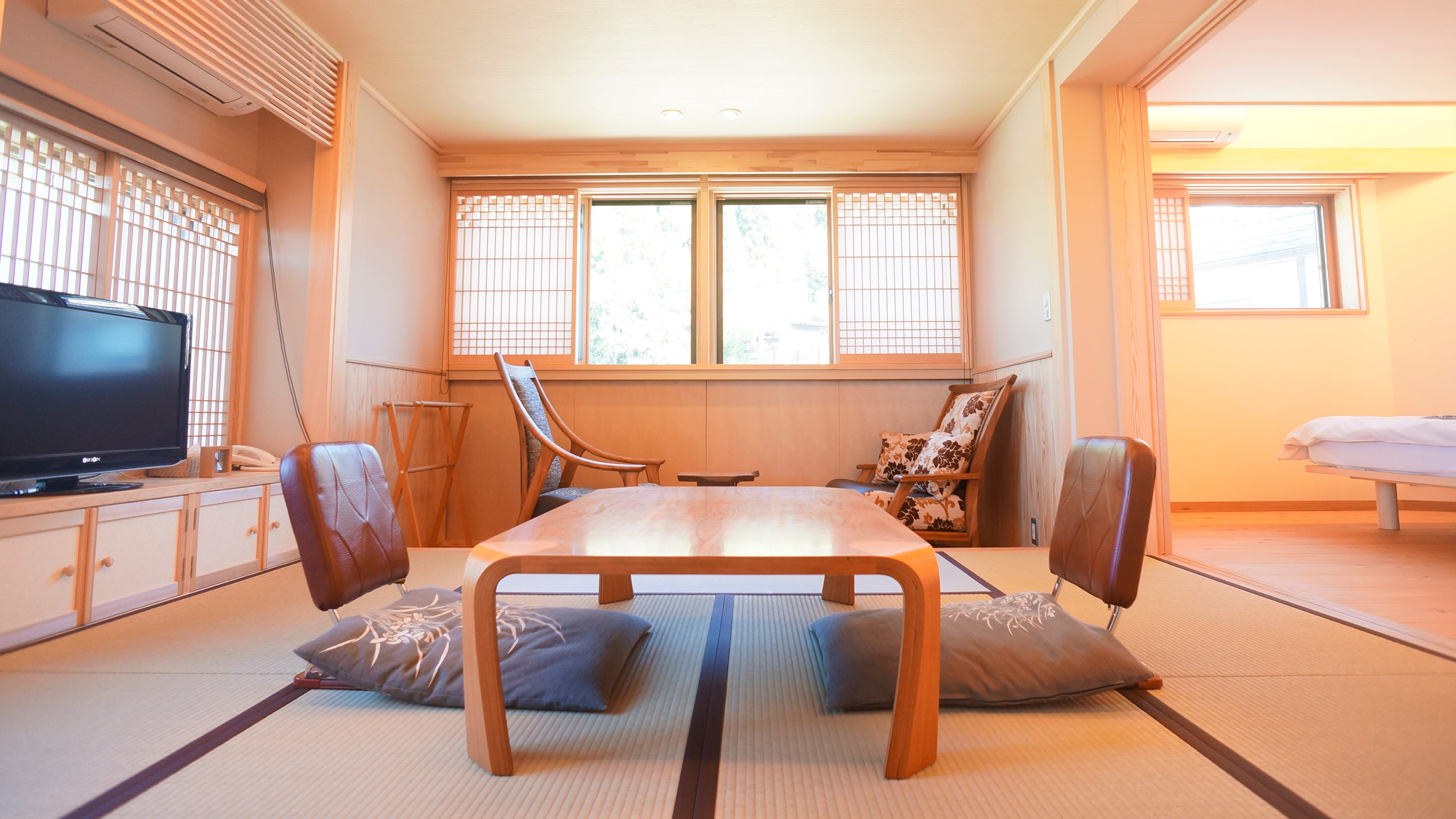 村のホテル 住吉屋 — 野沢温泉村 · 組子細工と和室を備えた本館の和洋室