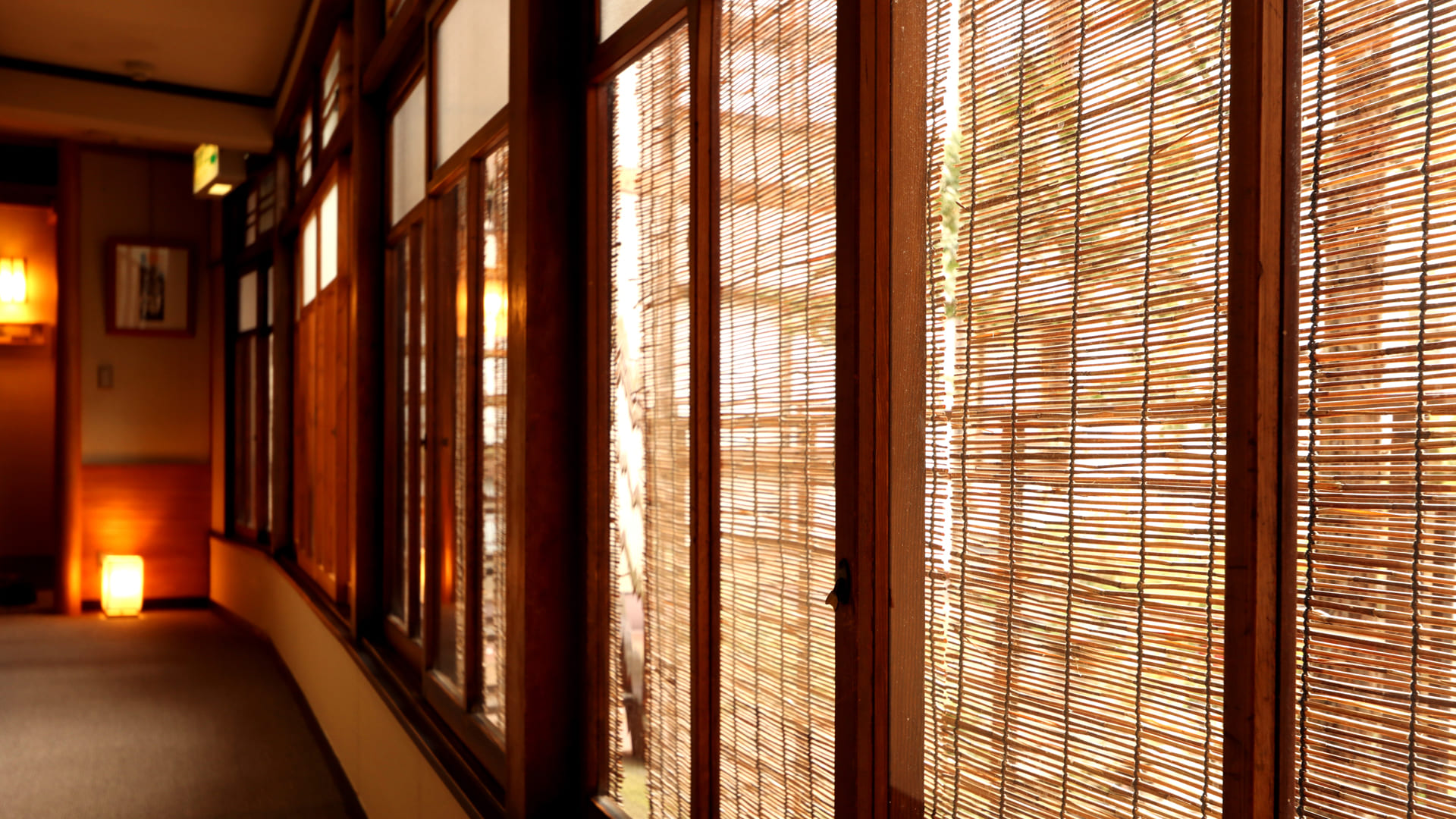 旅館田邊 — 岐阜県高山市相生町 · 築百年を越える本館の廊下、簾越しの光と行灯