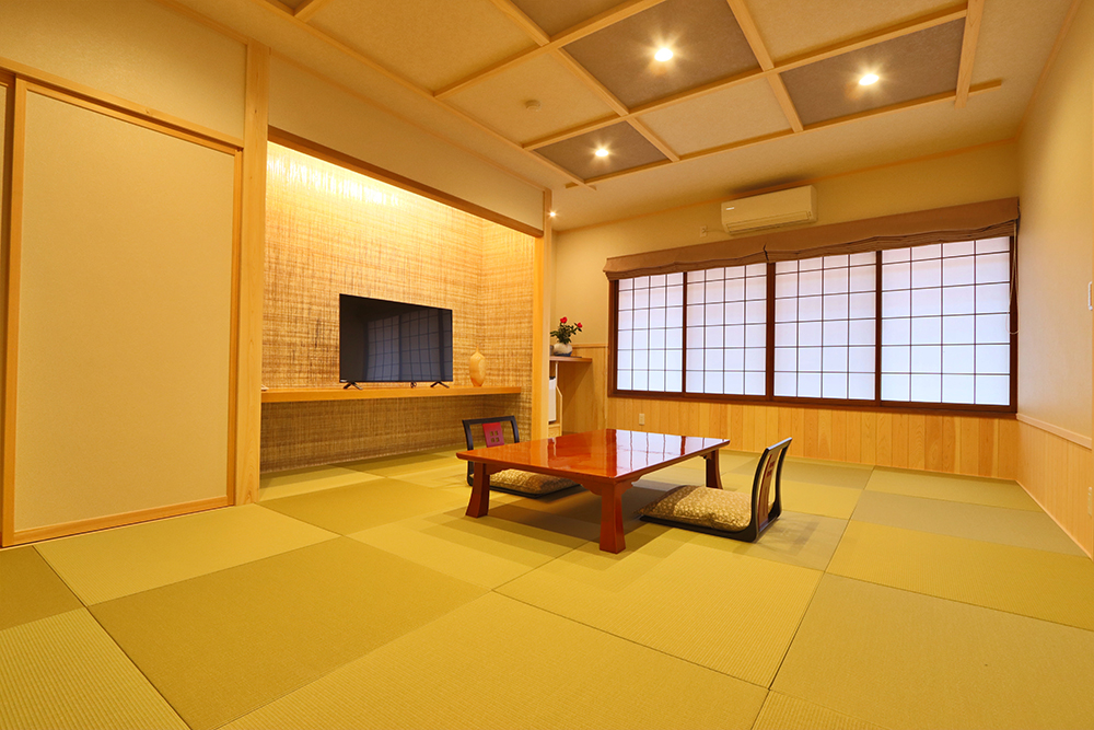 旅館田邊 — 高山市相生町 · 2023年に改装された本館の和室、雪見障子と広縁のある十畳間