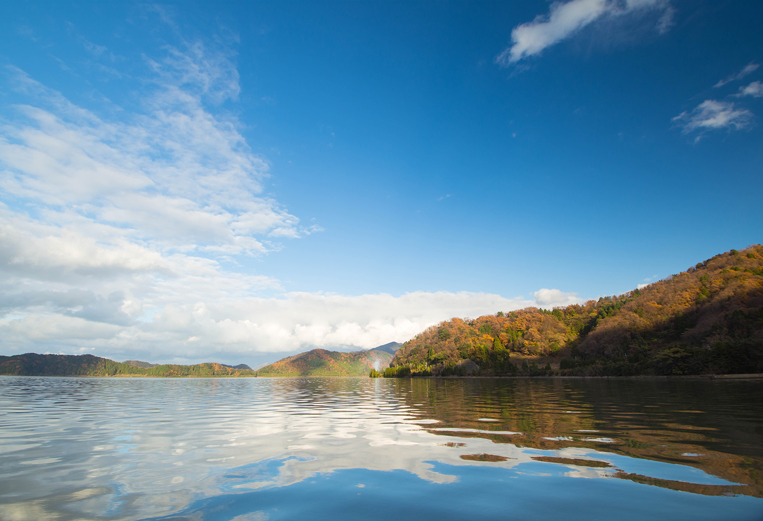 三方五湖 — 福井・若狭町 · 晩秋の汽水湖に映る山の紅葉と空、料理旅館なが田が面する湖の眺め