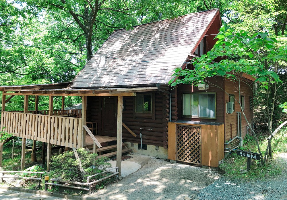 蔵迫温泉さくら — 南小国町・蔵迫温泉 · 森の小高い丘に建つ独立型の温泉付きコテージ