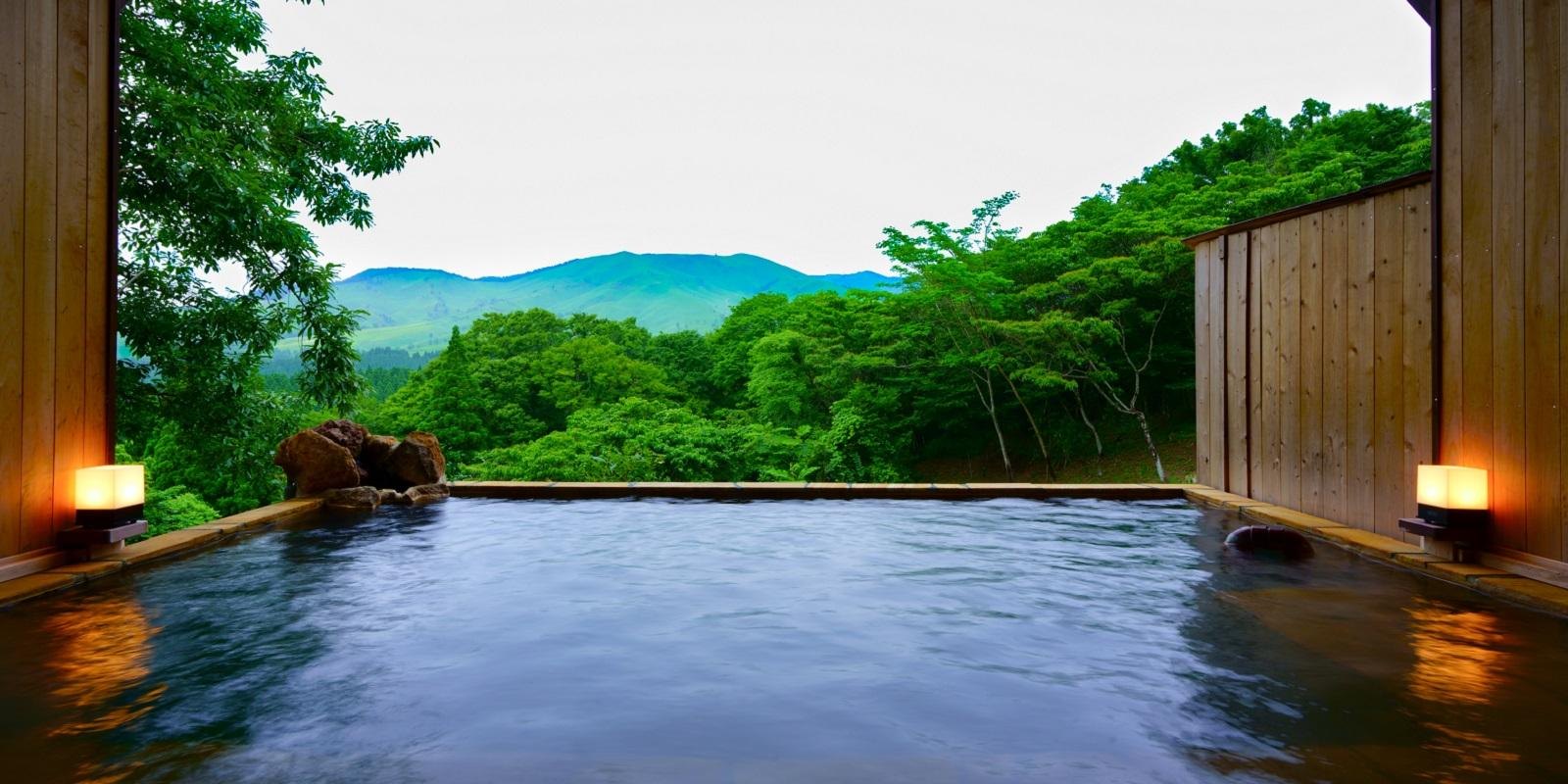 天河山荘 — 南小国町・飛瀬温泉 · 森と外輪山を見渡す展望貸切露天風呂
