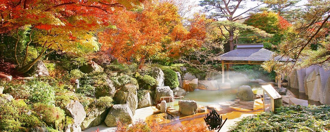 篝火の湯 緑水亭 — 仙台市太白区・秋保温泉 · 紅葉の日本庭園に囲まれた石組みの露天風呂