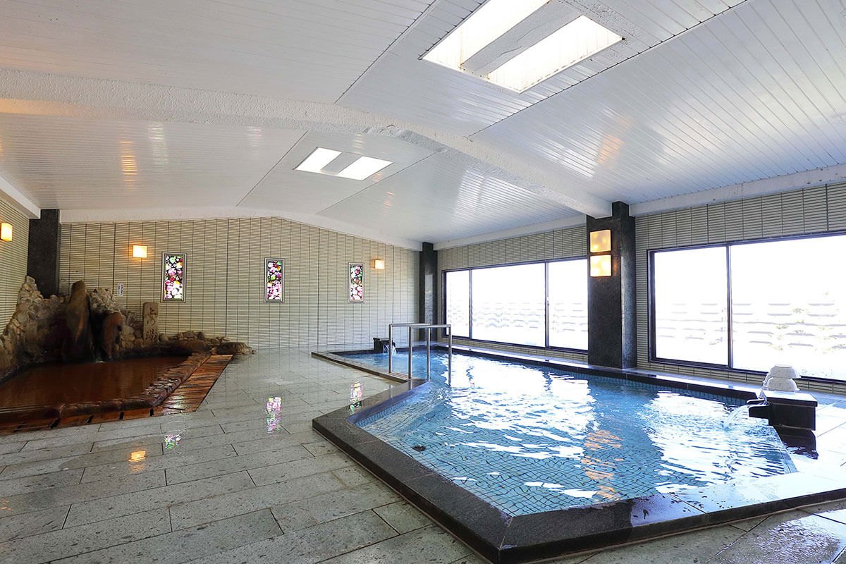 有馬御苑 — 神戸市北区有馬町 · 本館7階の大浴場、赤褐色の金泉の岩風呂と白湯の浴槽