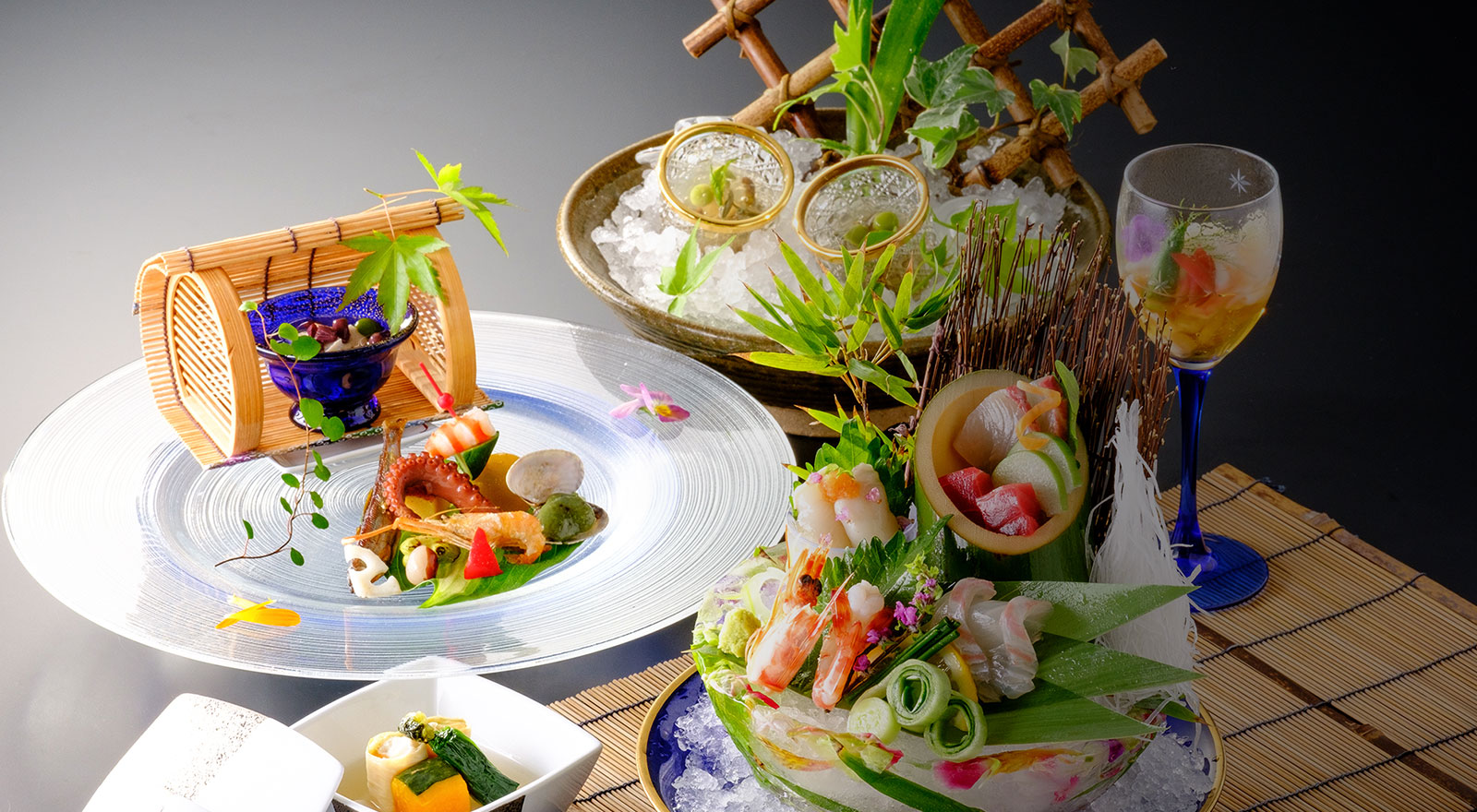 朝野家 — 湯村温泉 · 板場が手作りする夏の会席料理、造りと八寸の器