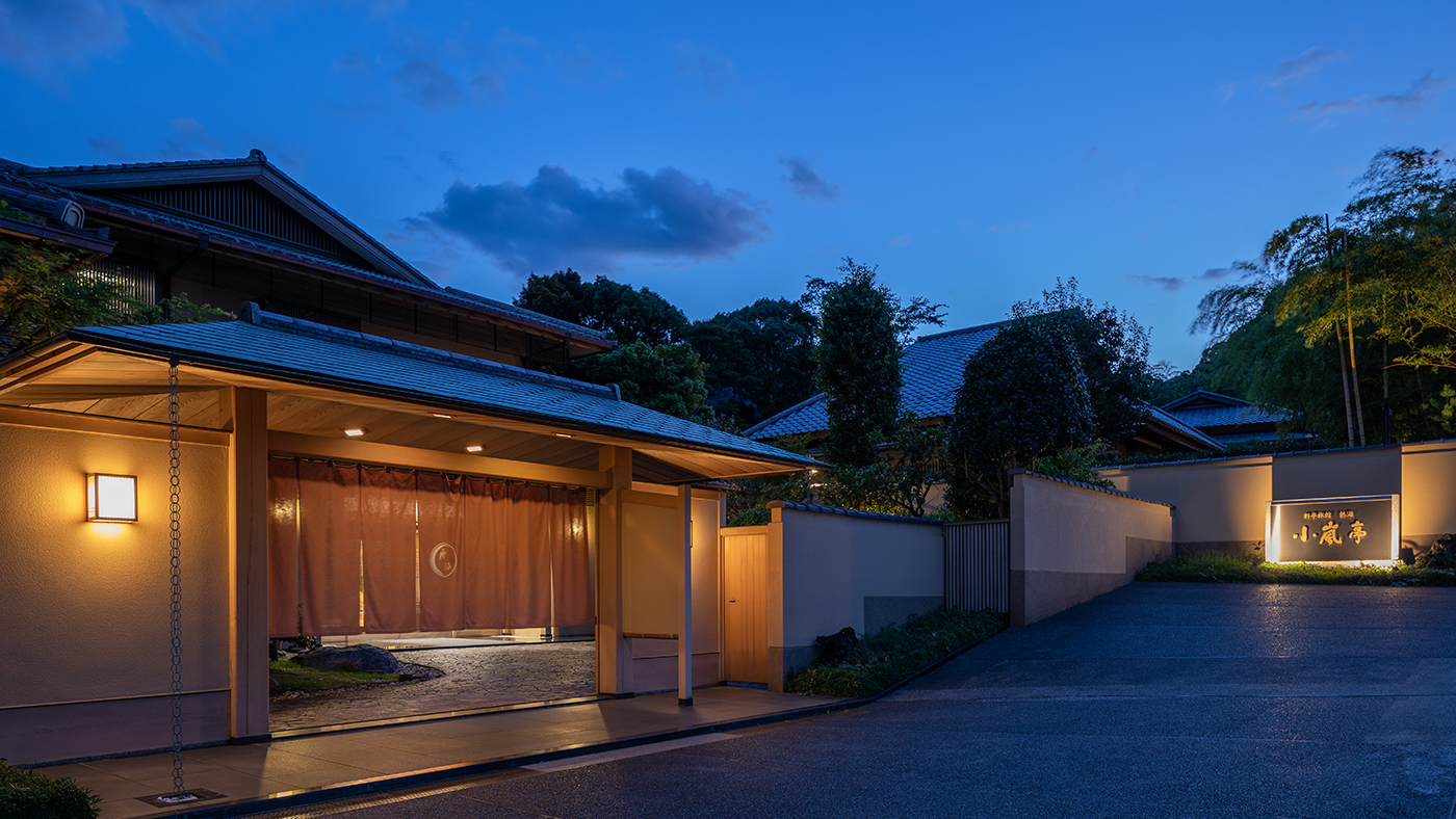 料亭旅館 熱海 小嵐亭 — 熱海市小嵐町 · 夕暮れの数寄屋造りの玄関、1988年開業の料亭旅館