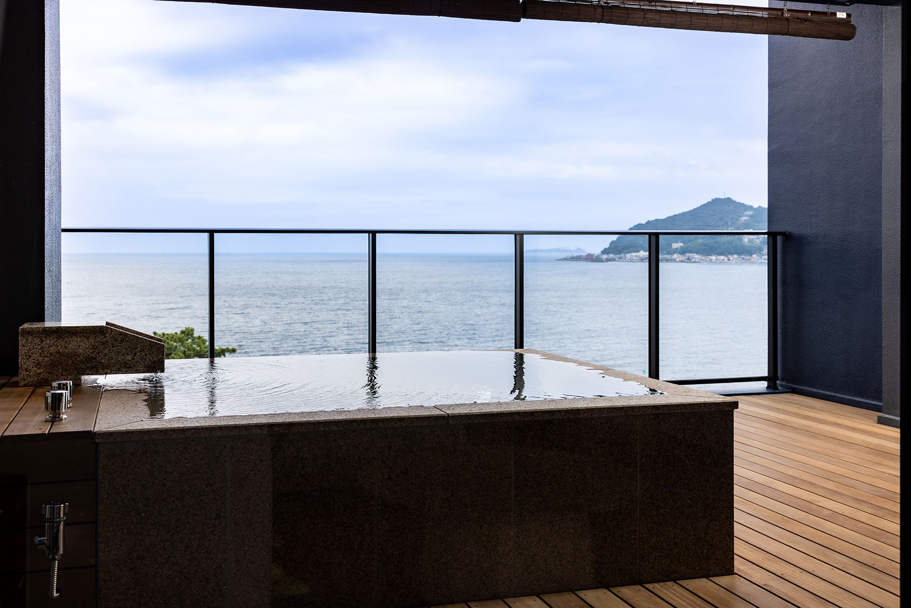 味と湯の宿 ニューとみよし — 南熱海・長浜 · 相模湾を見下ろす新館スイートのバルコニー露天風呂