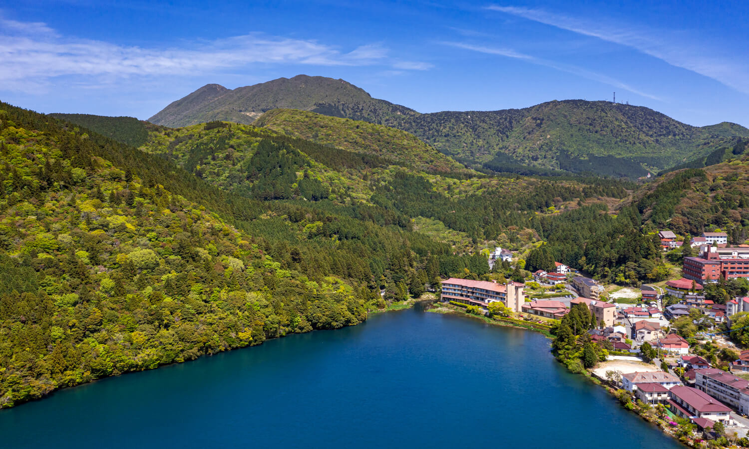雲仙温泉 東園 — 長崎県雲仙市 · おしどりの池のほとりに建つ旅館と雲仙の山並み