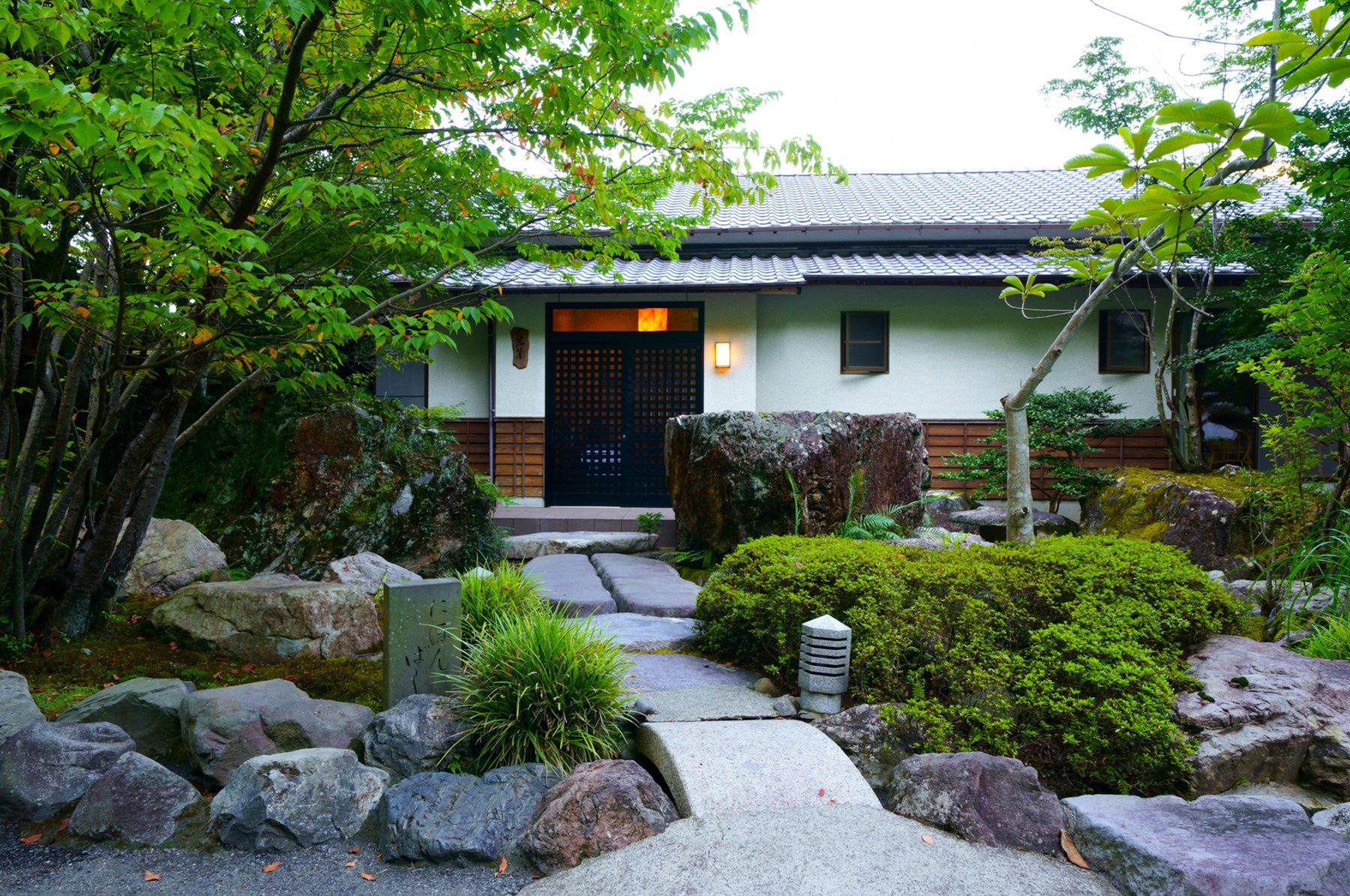 べっぷ昭和園 — 別府市乙原 · 石組みと植栽の庭に面した純和風の戸建て離れの外観