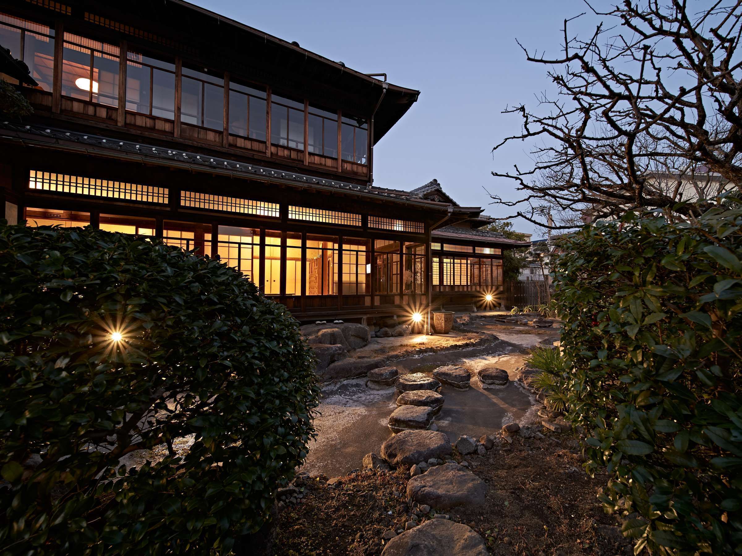 山田別荘 — 別府市北浜 · 1930年に建てられた屋敷の木造建築と庭の夕景