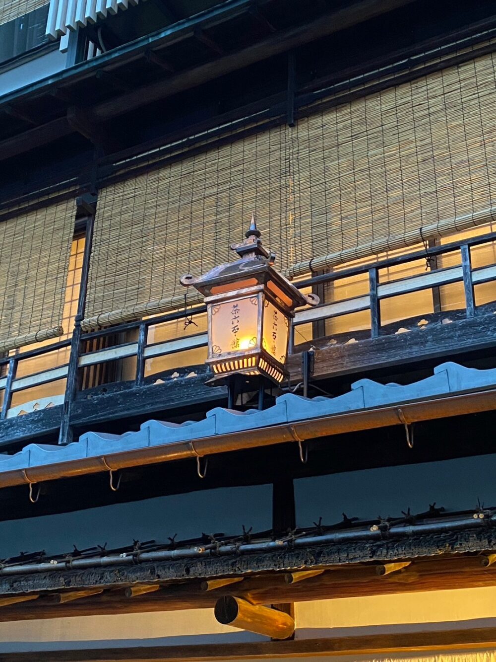 茶六本館 — 京都府宮津市魚屋 · 享保年間創業、木造三階建の国登録有形文化財の正面外観と軒灯