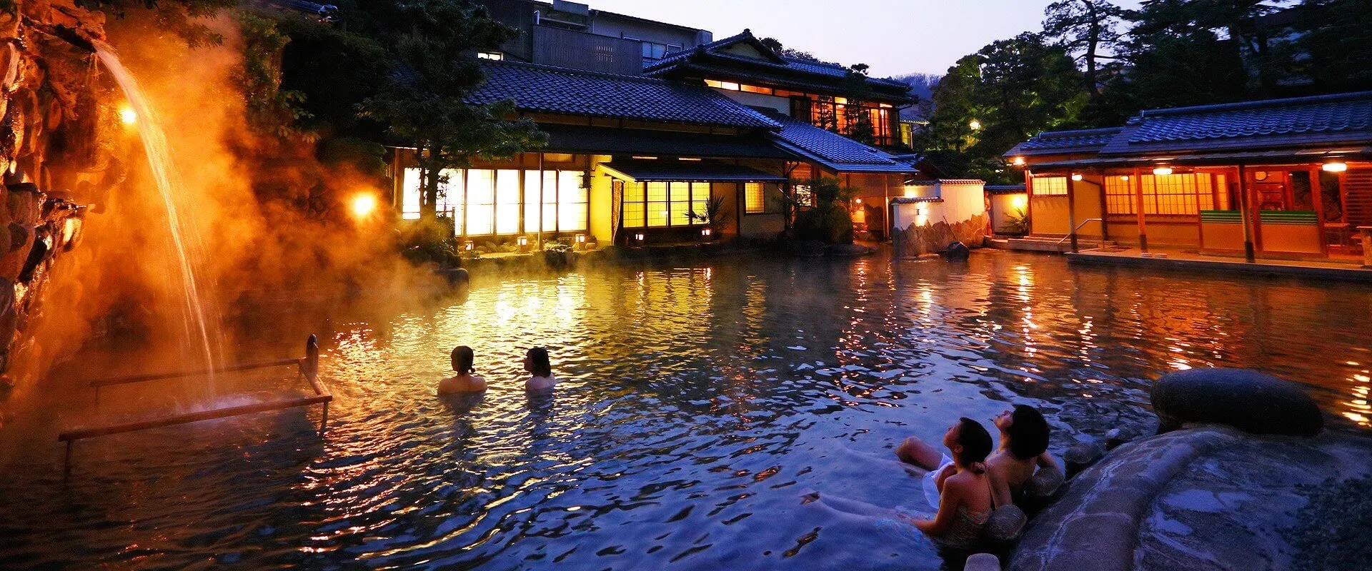 湯之助の宿 長楽園 — 松江市・玉造温泉 · 120坪の混浴大露天風呂「龍宮の湯」と夕暮れの本館