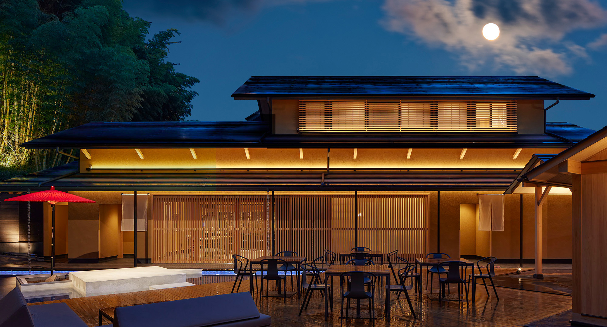 琴の庭 — 松山市道後湯月町 · 道後温泉本館の東向かいに建つ木造の宿の夜の外観