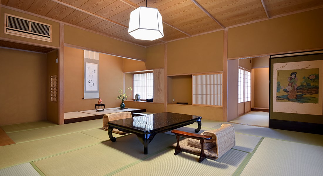 大和屋別荘 — 松山市道後鷺谷町 · 露天風呂付和室スイート「梅」の数寄屋造りの和室と掛け軸
