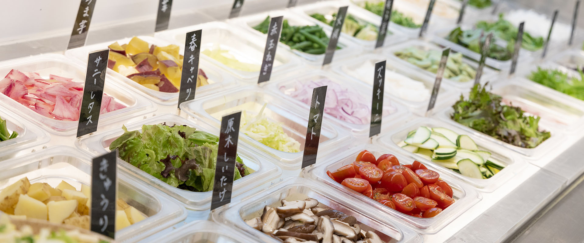 ホテル道後やや — 松山市道後多幸町 · 朝食ビュッフェの野菜が並ぶ「yayadining」