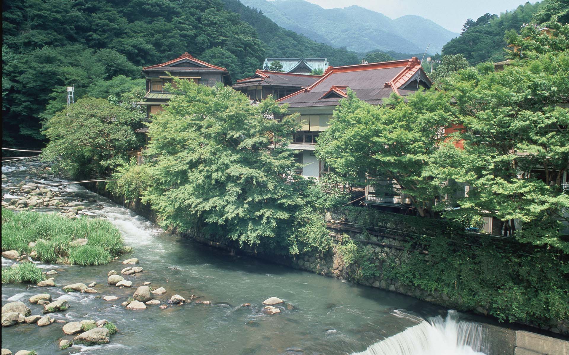 文化財の宿 福住楼 — 箱根・塔之沢 · 早川の渓谷沿いに建つ木造三階建ての登録有形文化財の宿