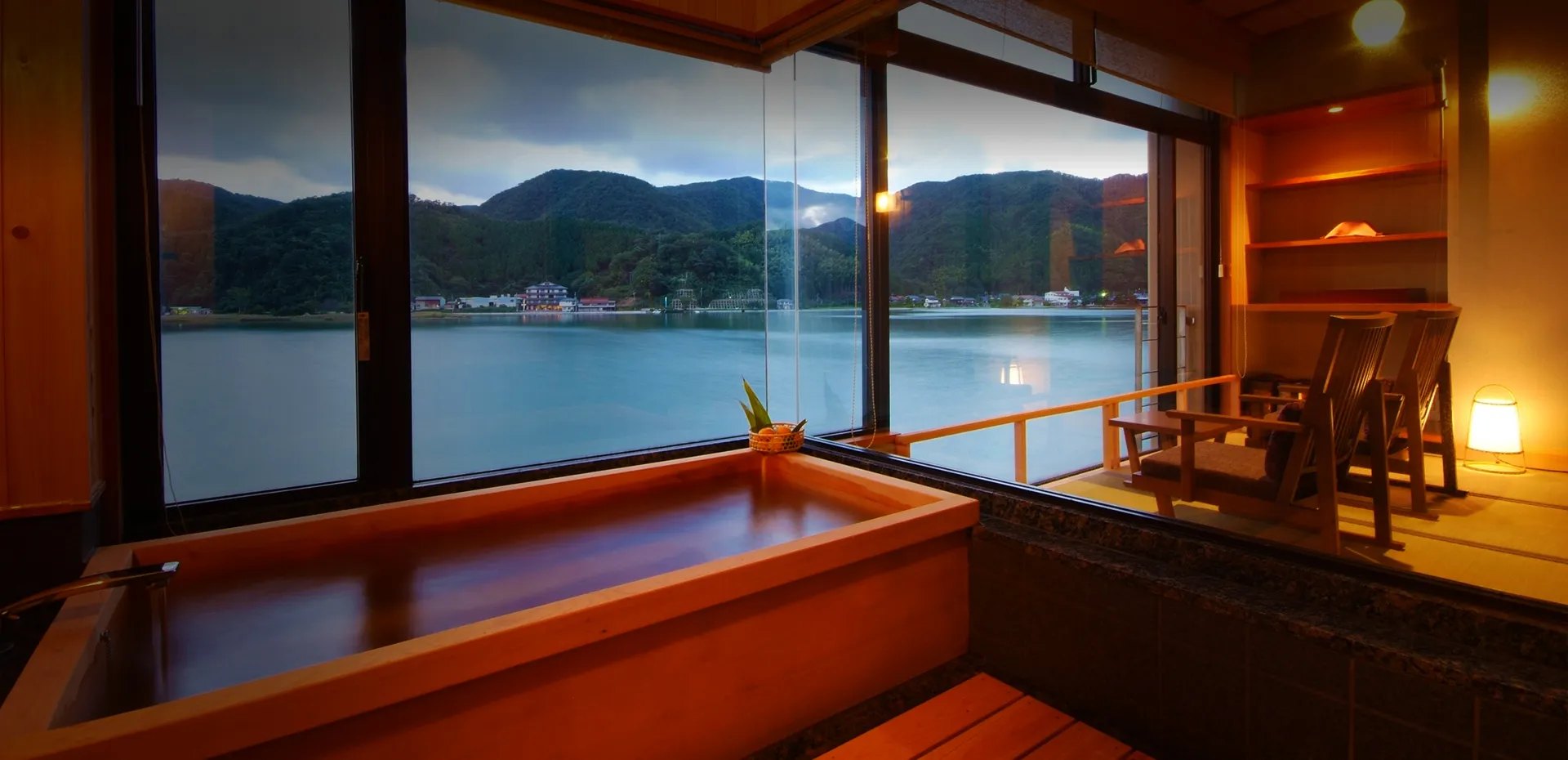 城崎 円山川温泉 銀花 — 豊岡市小島 · 円山川を望むガラス張りの檜展望風呂付き客室