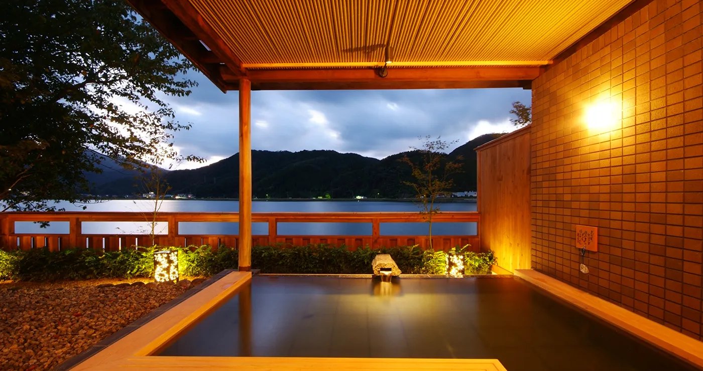 城崎 円山川温泉 銀花 — 豊岡市小島 · 円山川に面した露天風呂みなもの湯