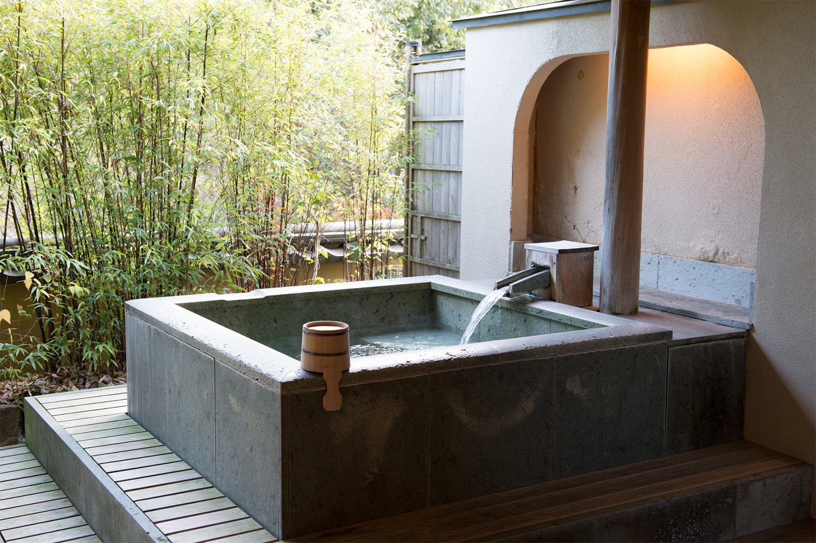 強羅花壇 — 箱根町強羅 · 露天風呂付客室「松」の竹林に面した石造りの露天風呂