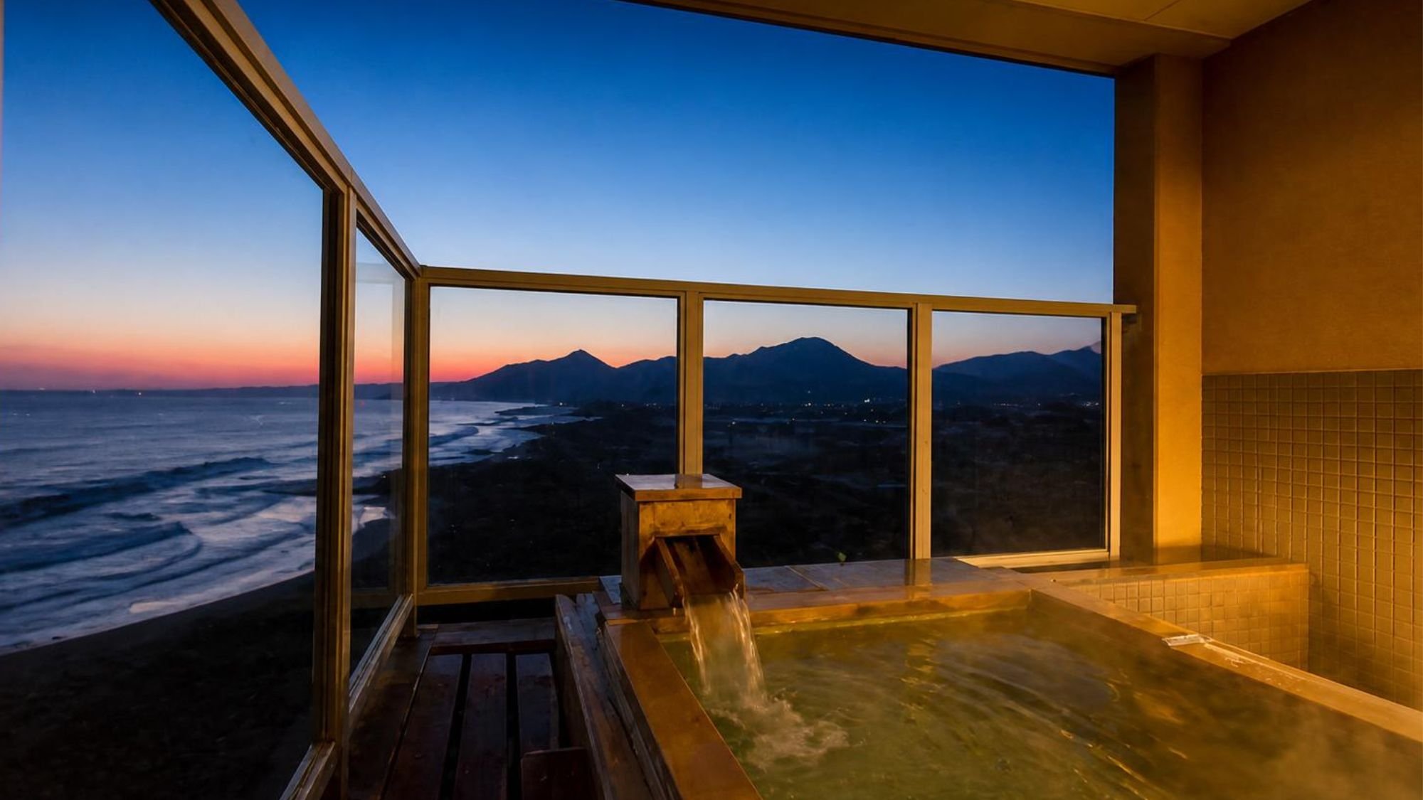 湯喜望 白扇 — 鳥取県米子市・皆生温泉 · 夕暮れの海と大山を望む客室の露天風呂