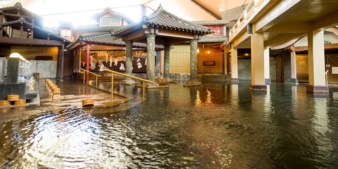 指宿白水館 — 鹿児島県指宿市東方 · 浮世絵の壁画と樽風呂を備えた大浴場「元禄風呂」