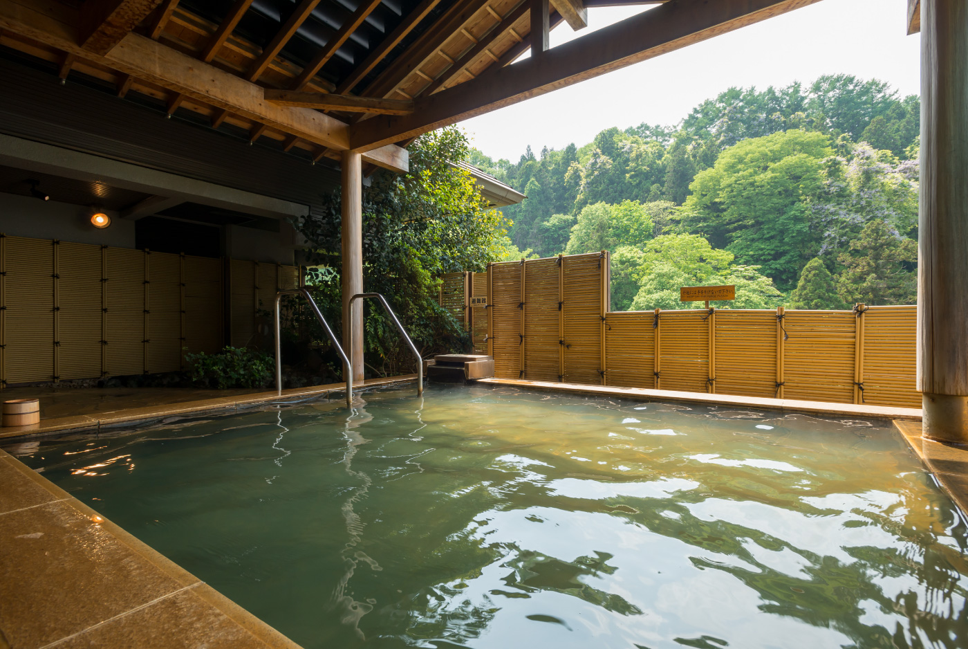 伊香保温泉 福一 — 万葉館3階の大浴場に付く露天風呂 · 茶褐色の黄金の湯と榛名の木々