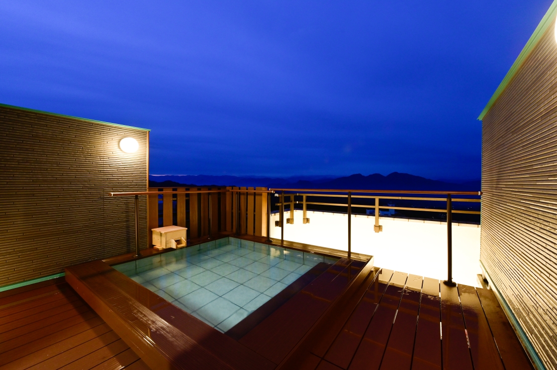 美松館 — 渋川市伊香保町 · 最上階の展望露天風呂「浮雲」はるなの湯の夕景