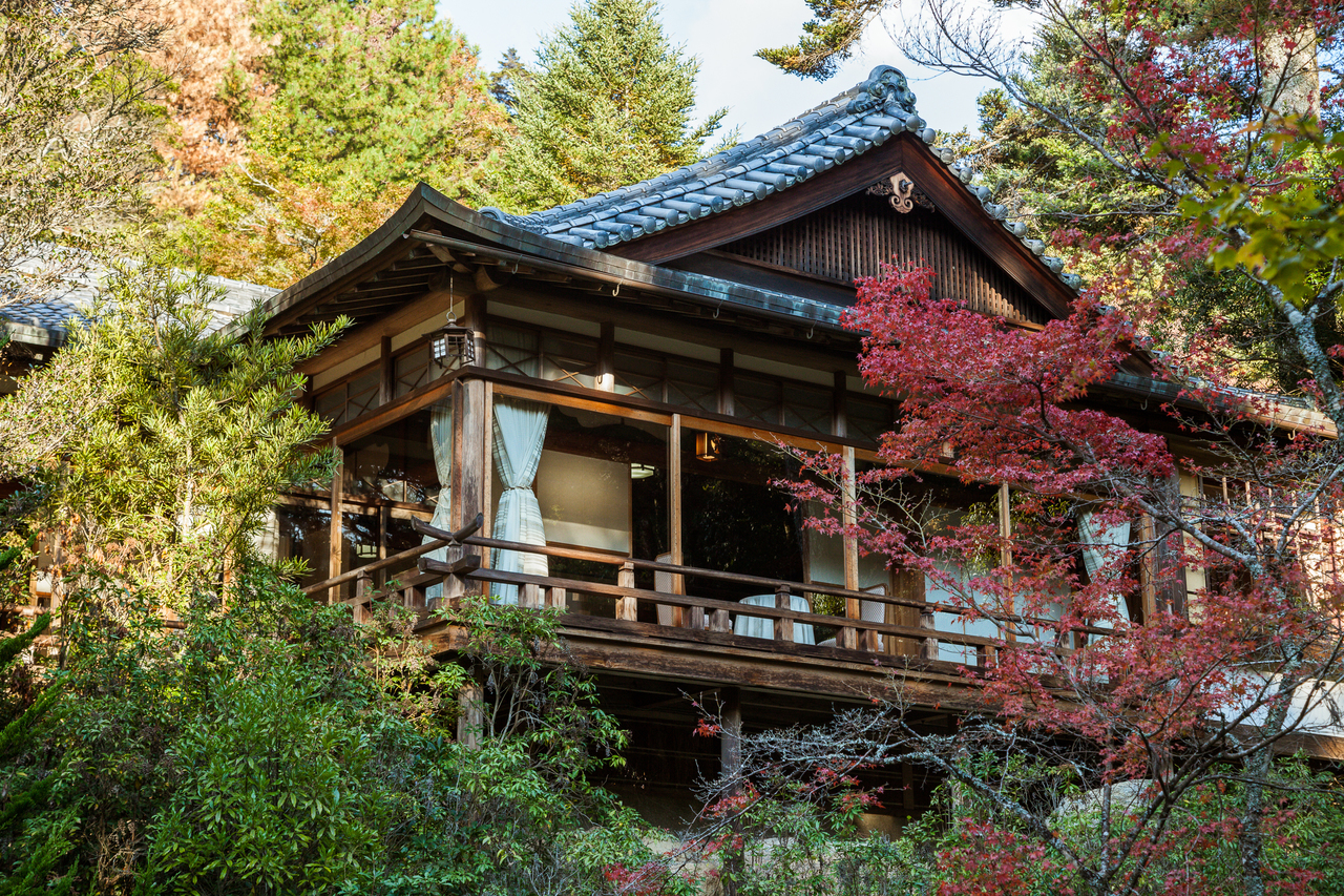 みやじまの宿 岩惣 — 宮島・もみじ谷 · 紅葉の木々に囲まれた木造平屋の離れ客室