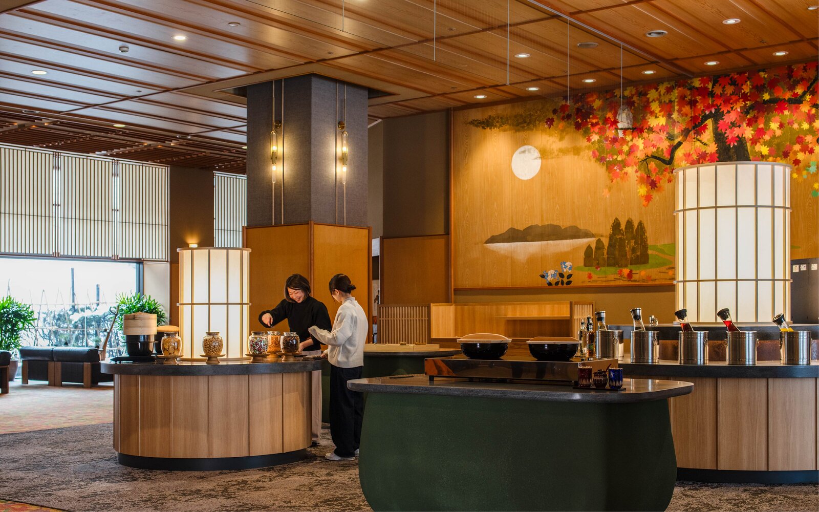 定山渓温泉 花もみじ — 札幌市南区定山渓 · 紅葉と月を描いた壁画のある館内の食事会場
