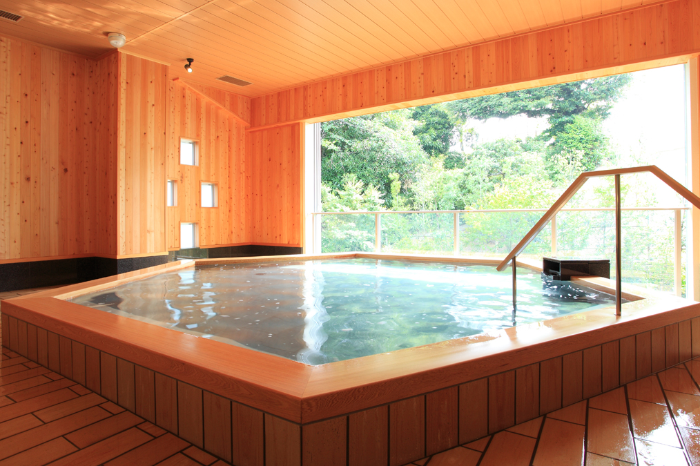 ホテルウェルシーズン浜名湖 — 浜松市・舘山寺温泉 · 宿泊者専用の湯「ひとと季の湯」の檜の湯船