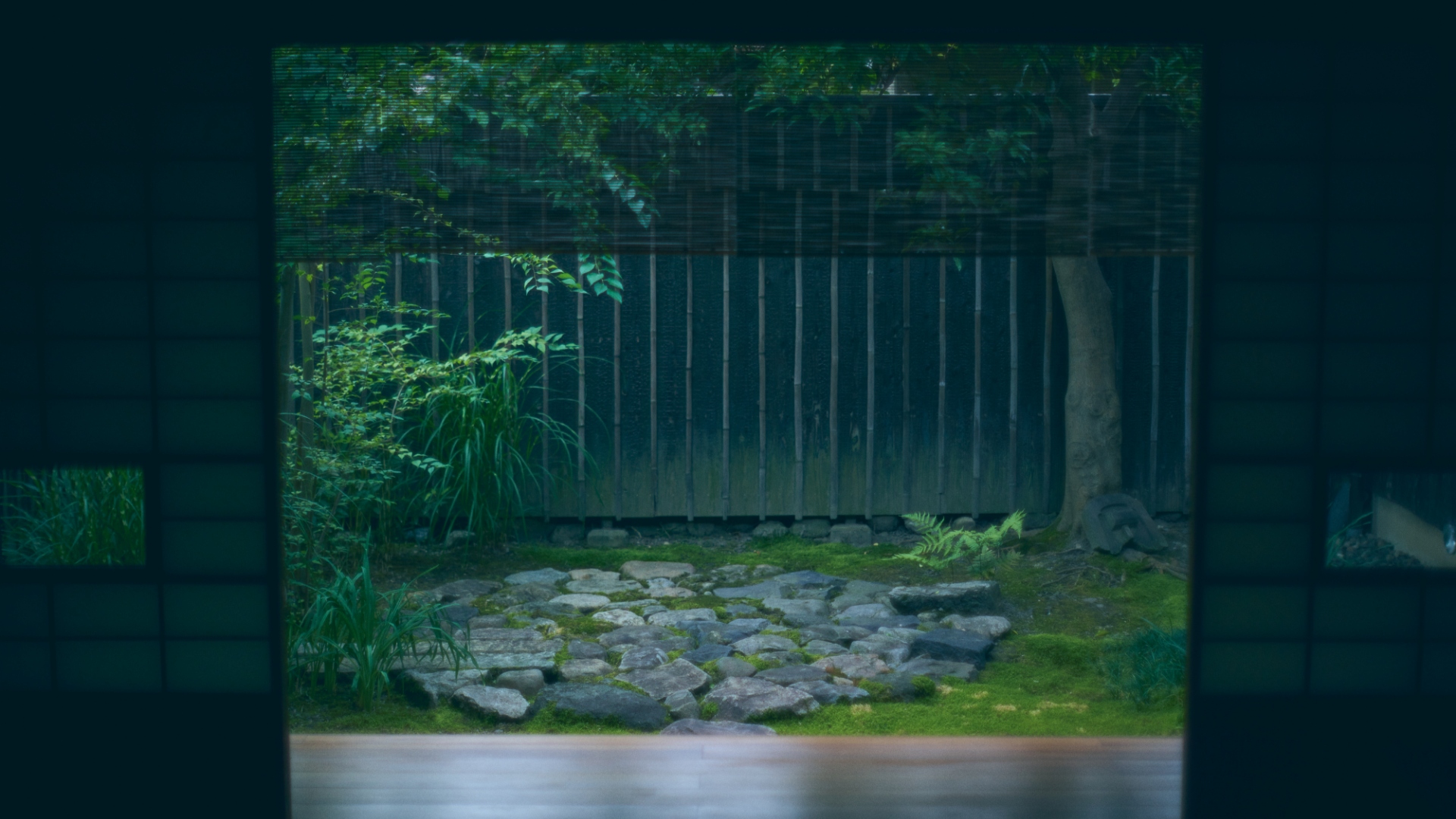 紀寺の家 — 奈良市紀寺町 · 座敷の開口から望む苔と石の中庭